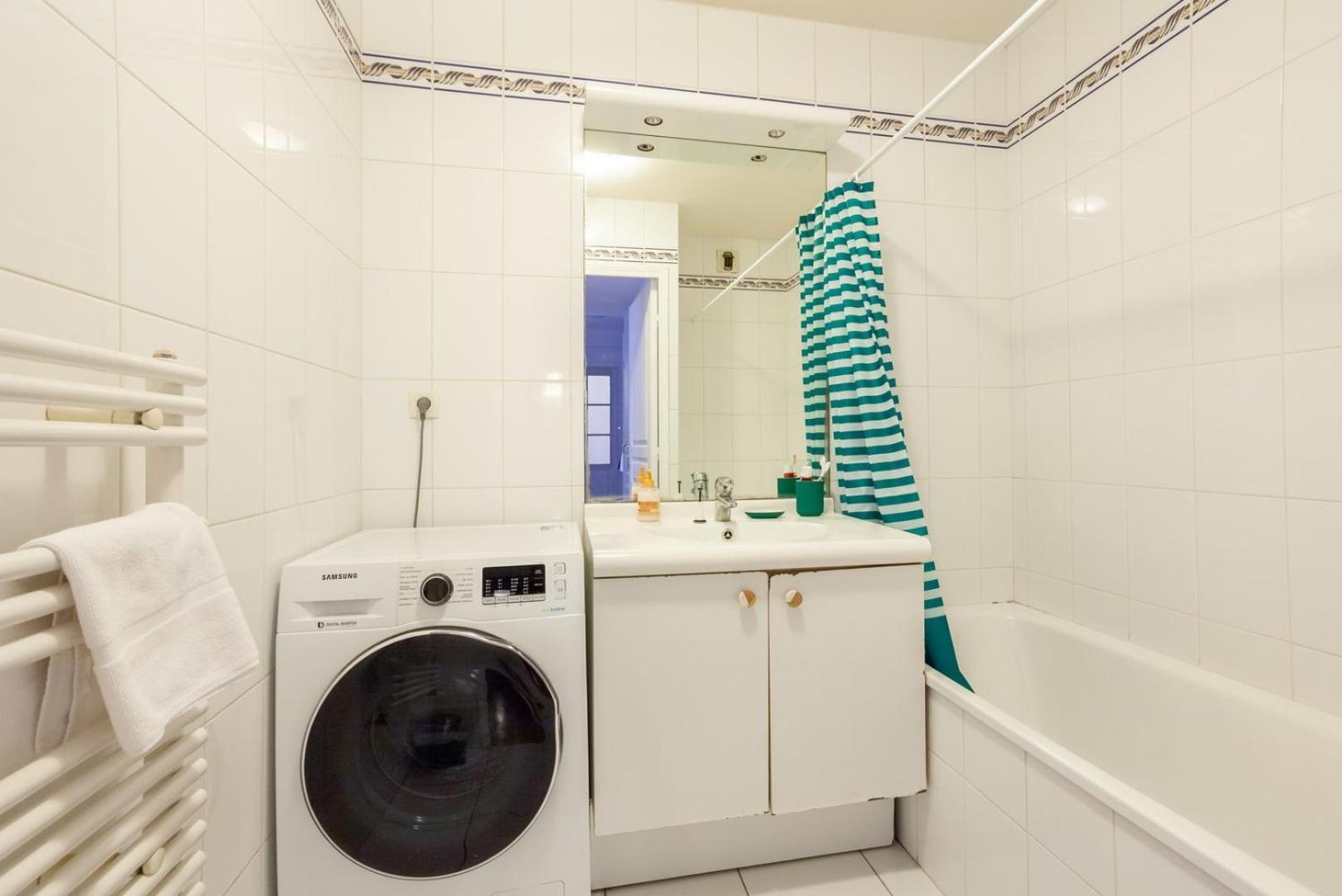 Апартаменты Spacious 1Br | Near City Center & Baby-Friendly! Лион Экстерьер фото
