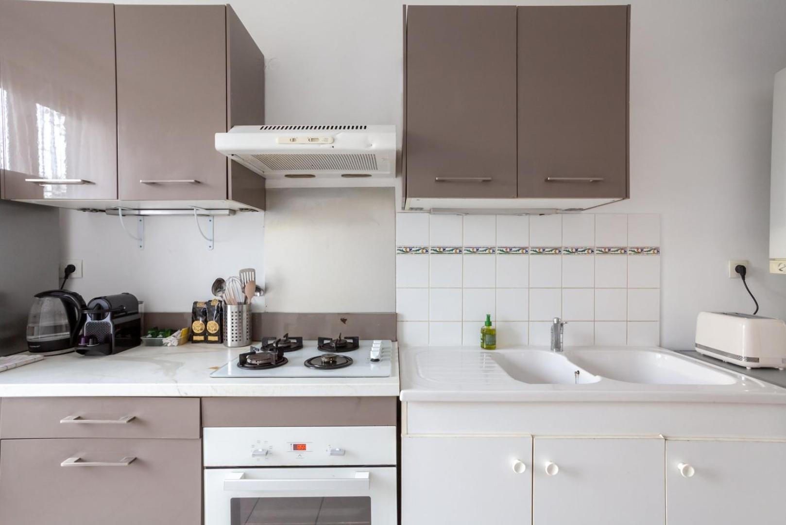 Апартаменты Spacious 1Br | Near City Center & Baby-Friendly! Лион Экстерьер фото