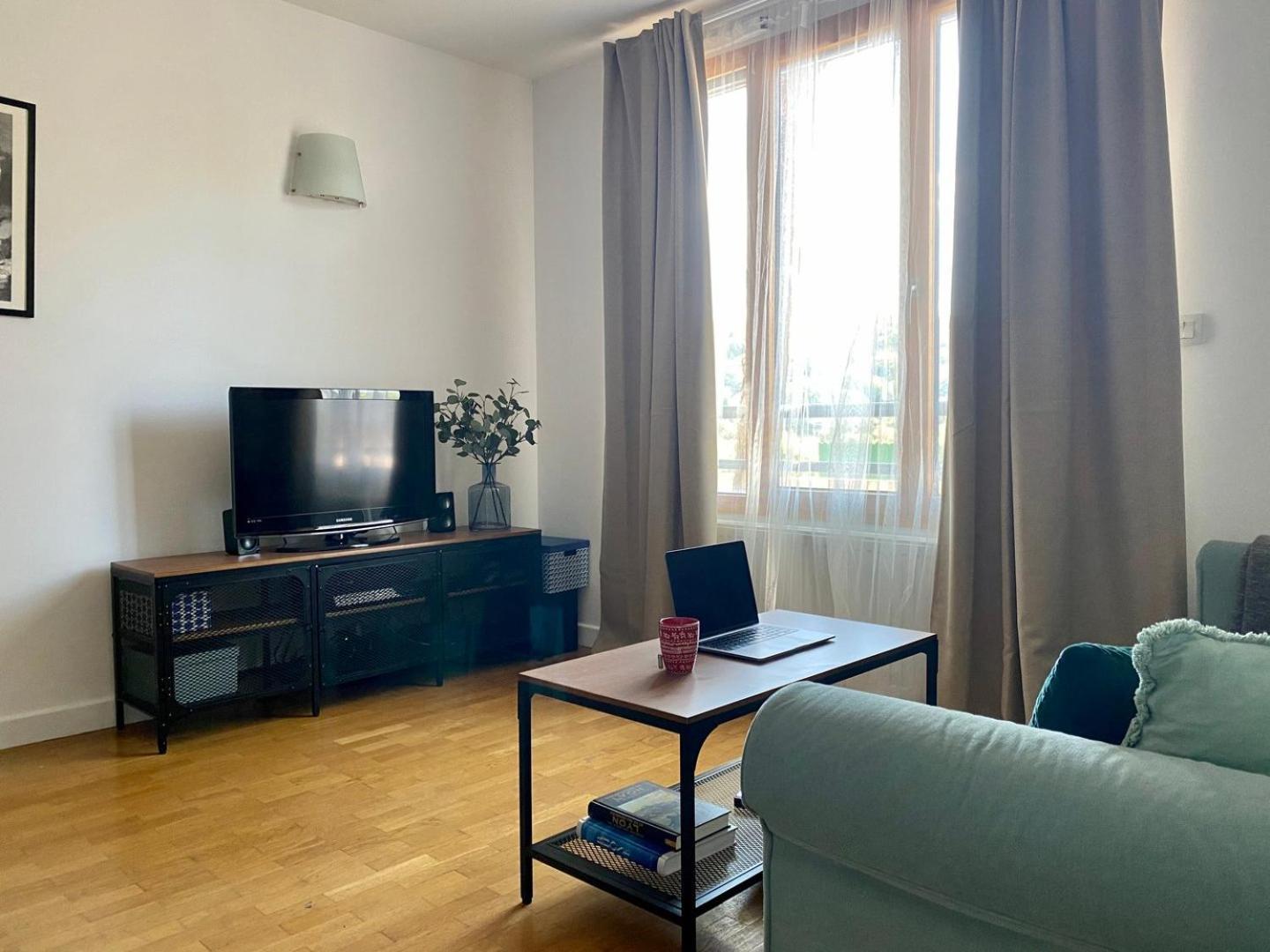 Апартаменты Spacious 1Br | Near City Center & Baby-Friendly! Лион Экстерьер фото